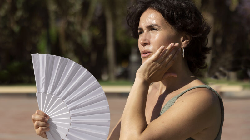 Temperaturas elevadas intensificam ondas de calor e desconfortos comuns durante essa fase da vida da mulher