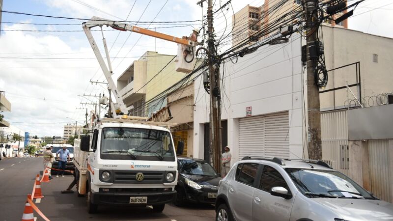 Cerca de 24 quilômetros de fios irregulares foram retirados do Centro de Campo Grande