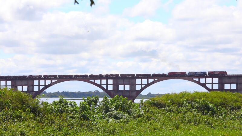 Extração de minério é feita na margem direita do Rio Paraguai e a travessia era pela ponte ferroviária a até o terminal de embarque da hidrovia