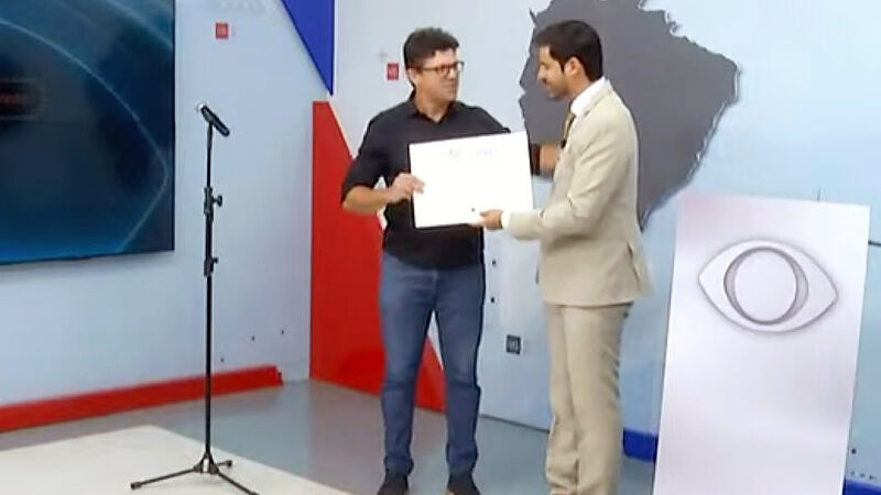 O prefeito de Costa Rica, Delegado Cleverson Alves dos Santos (PP), durante a entrega do prêmio