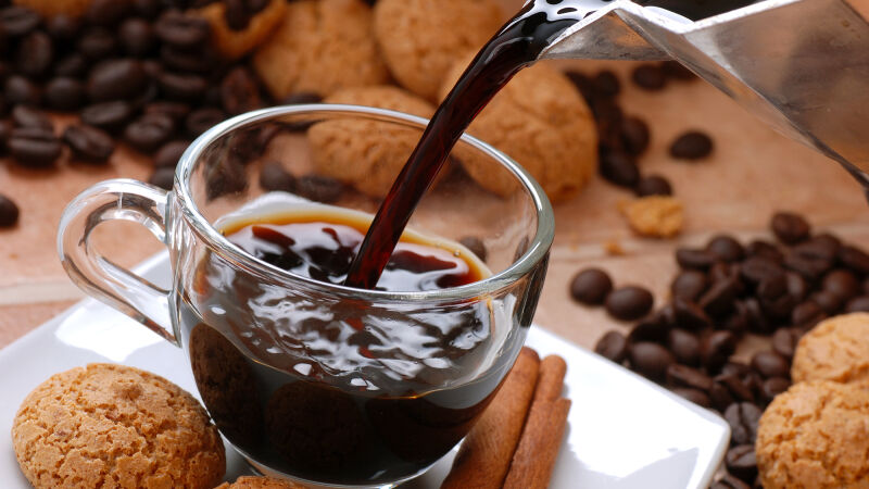 A cafeína pode favorecer o desempenho, mas, em excesso, pode gerar efeitos adversos, como insônia, ansiedade, taquicardia e irritabilidade