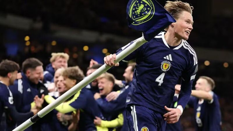 McTominay comemora classificação da Escócia à Copa do Mundo de 2026