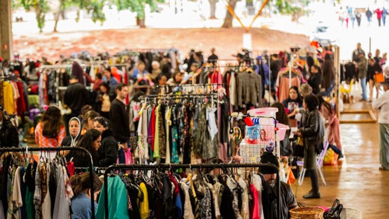Este fim de semana tem brechó com roupa boa, bonita e barata com preços acessíveis que cabem no bolso
