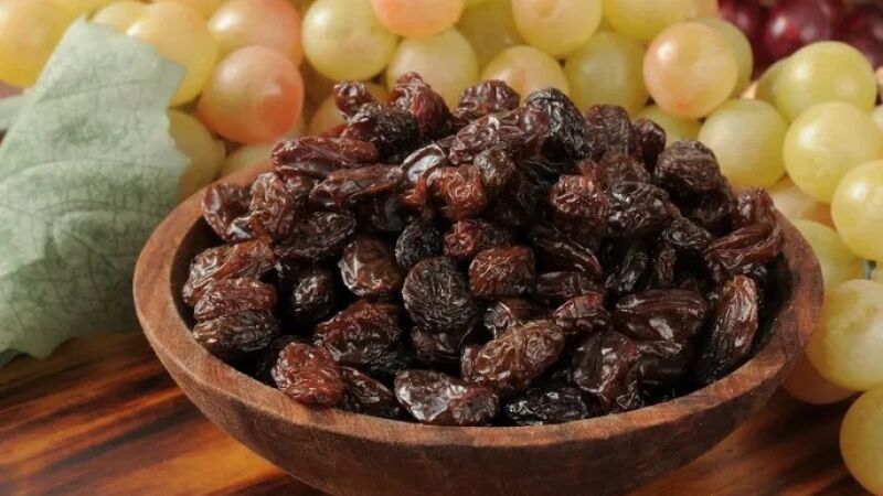 Além de saudáveis, as uvas-passas dão um toque agridoce que cai muito bem em receitas clássicas ou até mesmo em inovações, combinadas com maçã, queijos, castanhas e carnes