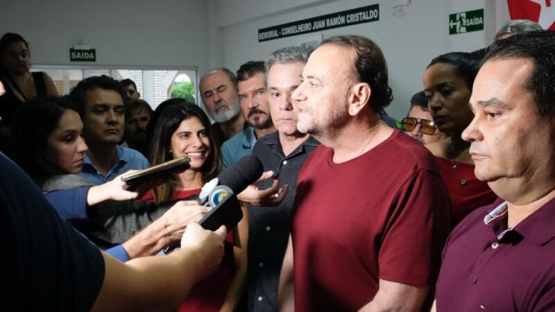 À direita da imagem, Fábio Trad acompanha fala de Edinho Silva 