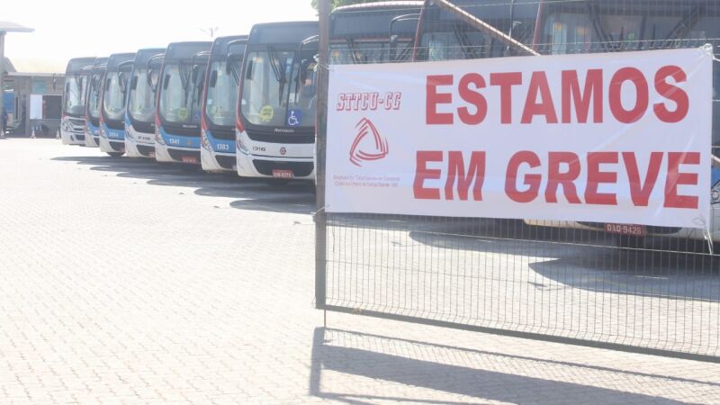 Garagens amanheceram cheias de ônibus