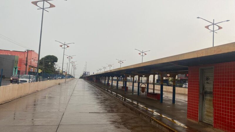 Caos dobrado: a terça-feira amanheceu chuvosa e sem ônibus em Campo Grande.