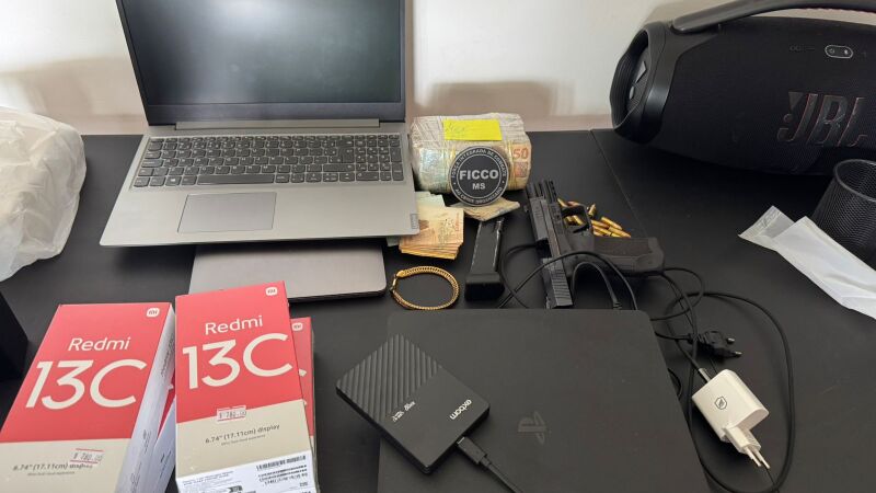 Policiais apreenderam celulares, computadores, documentos e grande quantidade de dinheiro em espécie durante as buscas