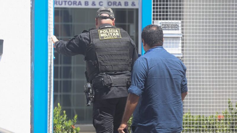 Polícia e Ministério Público passaram a manhã inteira no interior da empresa B&C, que tem contratratos de quase R$ 32 milhões