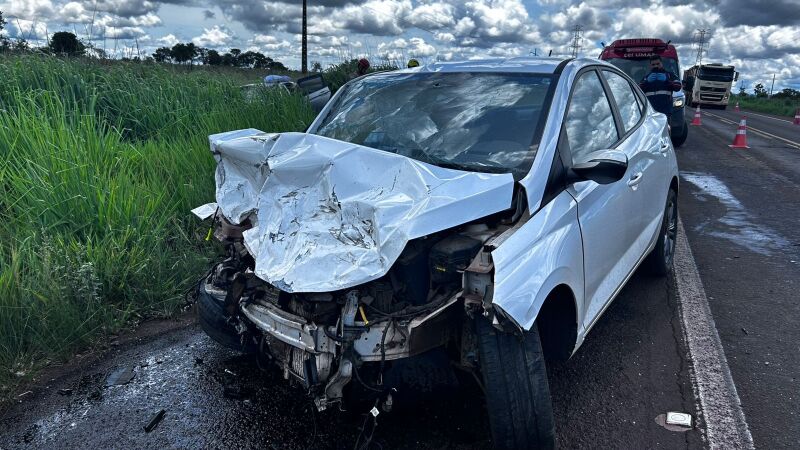 HB20 foi atingido por outro carro que tentou ultrapassagem