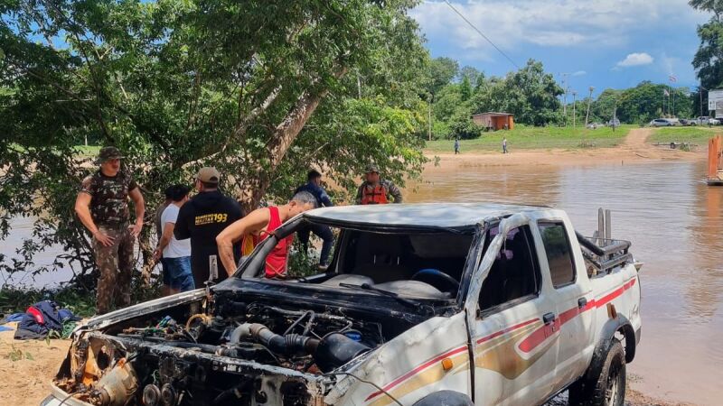 Caminhonete caiu de balsa durante travessia