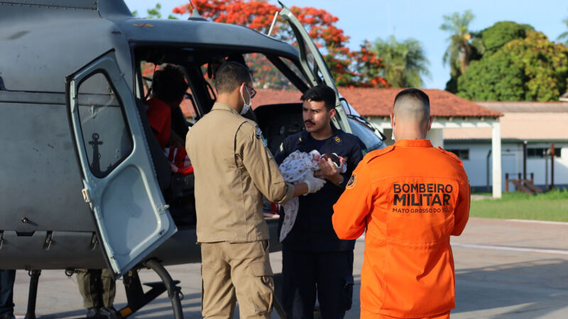 O bebê, um menino, nasceu chorando e chegou a iniciar a amamentação