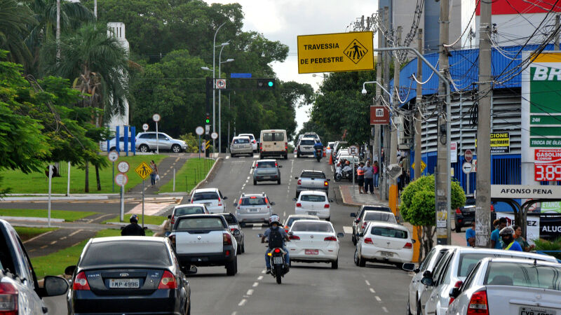 Fila de carros na avenida Afonso Pena