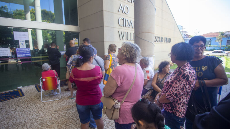 Contribuintes madrugam diariamente em frente à Central do Cidadão em busca de explicações para o aumento do IPTU