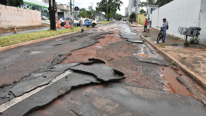 Asfalto da Rachid Neder foi arrancado com a chuva