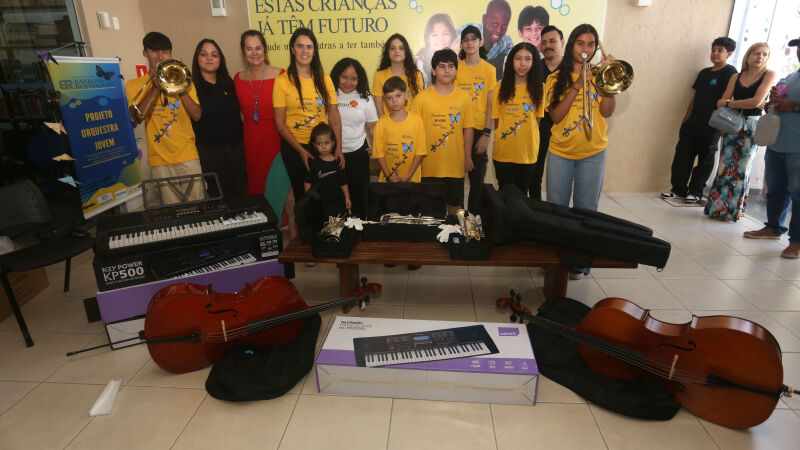 Ao todo, foram adquiridos 12 instrumentos, entre trombone, trompete, violoncelo e teclados, que passam a integrar a rotina pedagógica do projeto