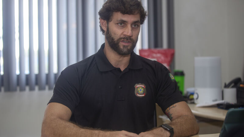 Delegado da PF José Magi Stuqui Júnior durante entrevista