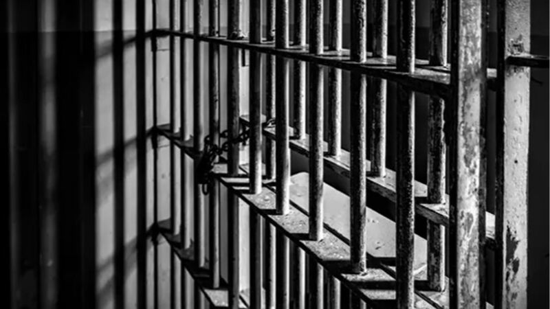 O crime foi revelado após a direção da escola questionar a vítima sobre seus atrasos frequentes e a menina confidenciar que sofria abusos sexuais