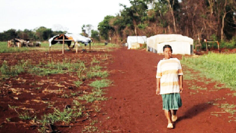 Acampamento dos indígenas da TI Apyka'i fica às margens da BR-463, entre Dourados e Ponta Porã 