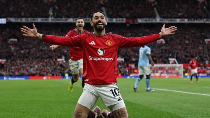 Brasileiro deu assistência na vitória do United no clássico 