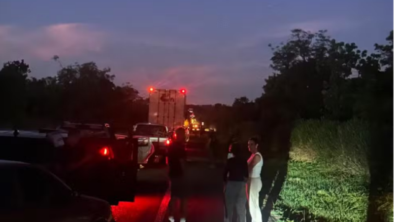 Rodovia foi totalmente interditada nos dois lados e teve congestionamento