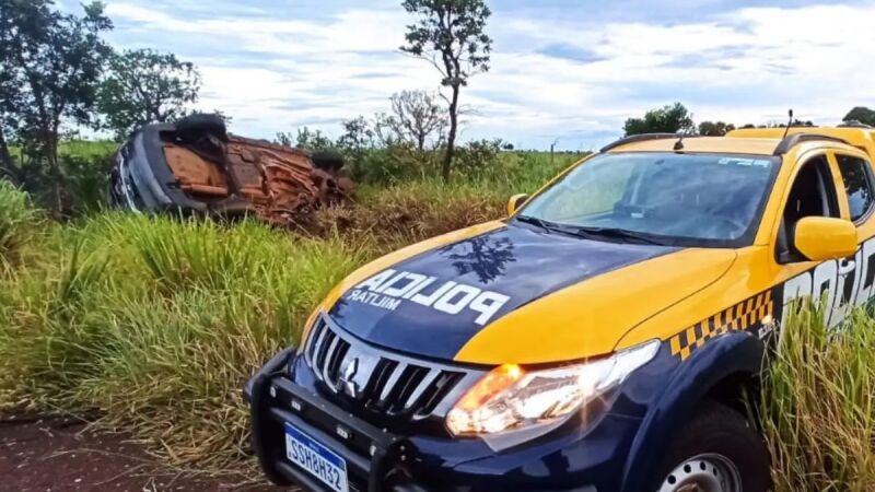 Após a colisão, veículo tombou às margens da rodovia