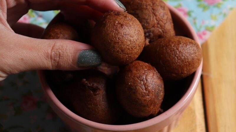 Para adoçar as férias escolares aprenda a fazer Bolinho de Chuva com Cacau 