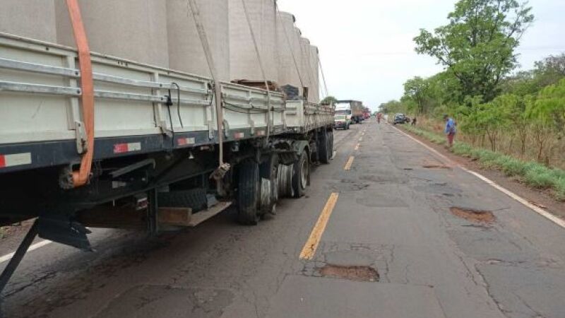 Pneu de caminhonte estourou, motorista bateu na lateral de uma carreta e na sequência atingiu outras duas próximo a Inocência