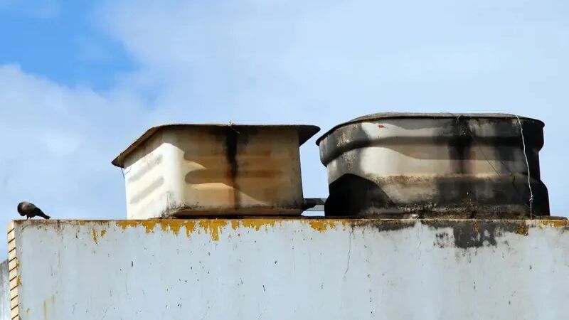 O descarte irregular de caixa d'água de amianto é proibido no Brasil 