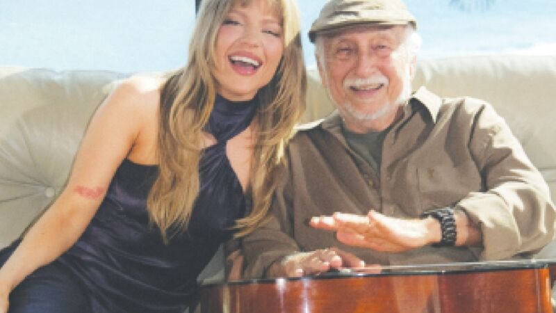 A cantora gaúcha, de 27 anos, ao lado do veterano bossa-novista Roberto Menescal, atualmente com 88 anos