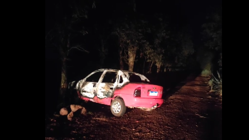 Carro (Corsa Classic) é vermelho, mas, com o fogo, ficou branco