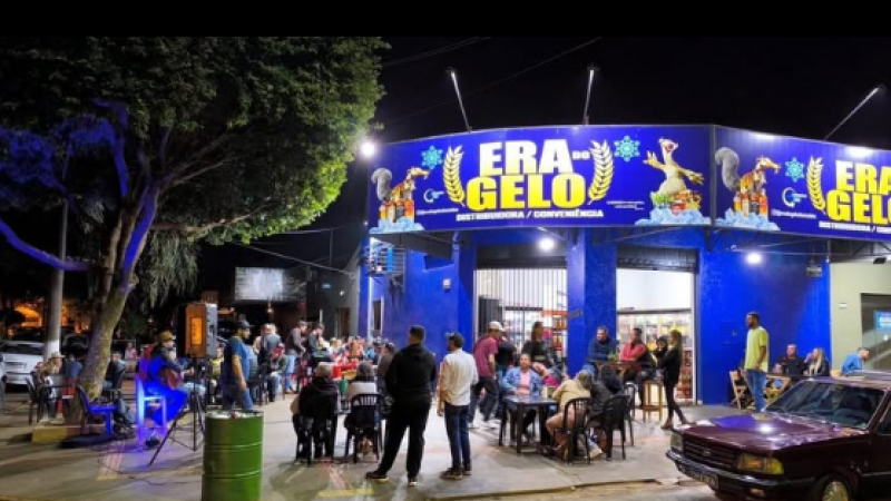 Polícia suspeita de veículo preto que passava pelo outro lado da rua 