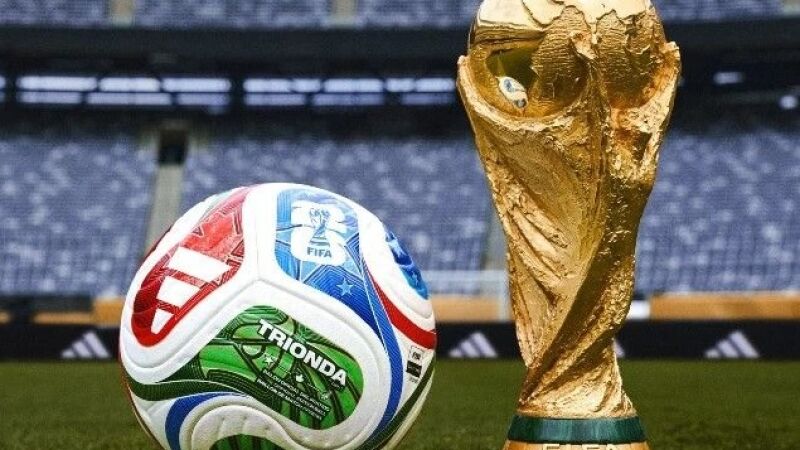 Bola da Copa do Mundo que será realizada a partir de junho na América do Norte com o troféu mais desejado da temporada