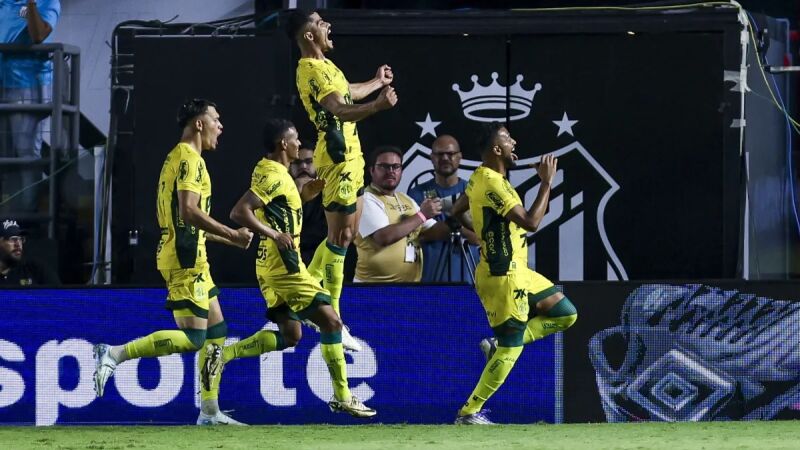 Jogadores do Mirassol comemoram gol de Reinaldo contra o Santos, na Vila Belmiro; o time foi a grande surpresa do Campeonato Brasileiro do ano passado 
