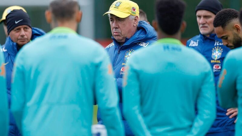 O técnico Carlo Ancelotti em treino da seleção brasileira durante a preparação para os últimos amistosos, que ocorreram no ano passado