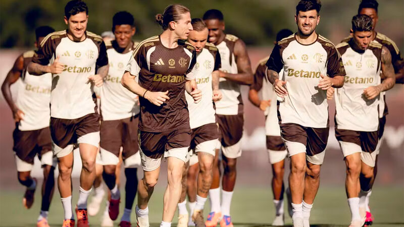 Filipe Luís corre com jogadores em treino do Flamengo; ele deve comandar a equipe contra o Vasco, na noite de hoje, no Maracanã