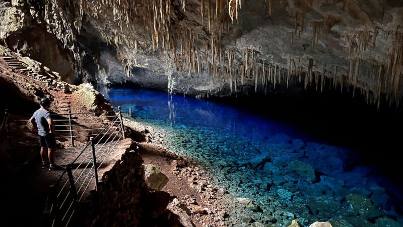 Trilha que leva à Gruta do Lago Azul, em Bonito, é considerada fácil para iniciantes