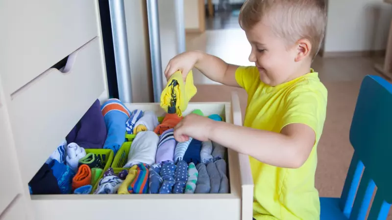 Veja dicas de como organizar o guarda-roupa das crianças para começar o ano com praticidade e estilo