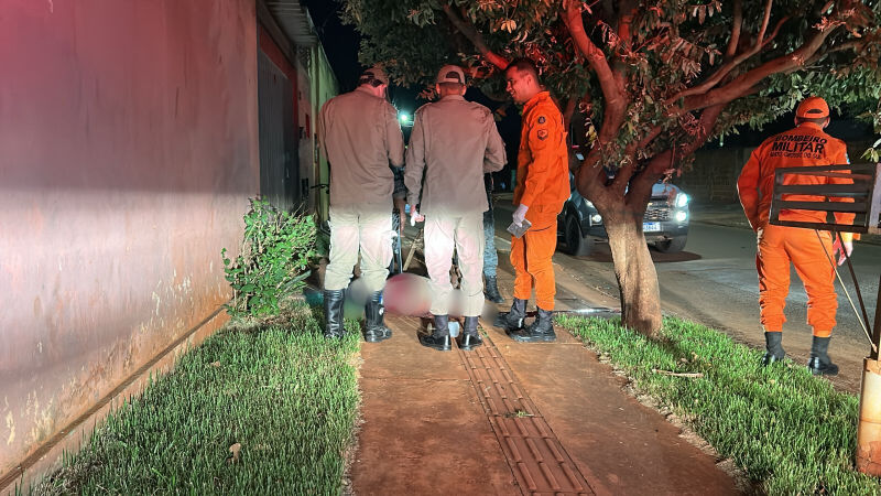 Homem foi assassinado com vários golpes de faca no pescoço e no tórax