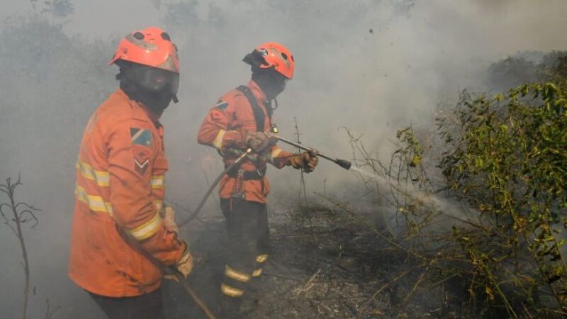Bombeiros atuam em focos no Pantanal e acendem alerta