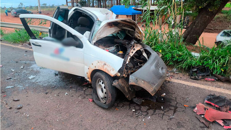 Vítimas estavam na picape que foi atingida na saída de um posto de combustíveis na região nordeste do Estado (Fatos MS)