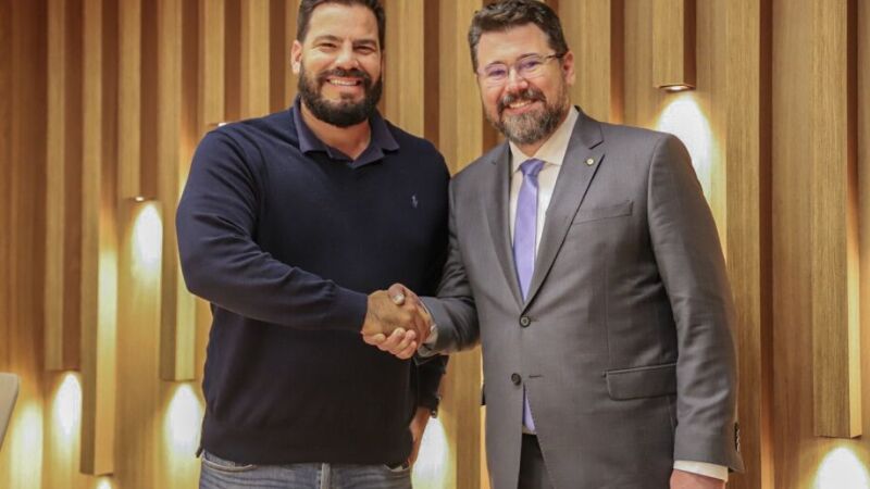 O capitão da reserva (aposentado) do Exército Renan Contar e o deputado federal Marcos Pollon articulam aliança informal para estas eleições 