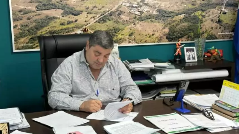 Prefeito de Bonito, Josmail Rodrigues, assinando o decreto de contingenciamento de gastos