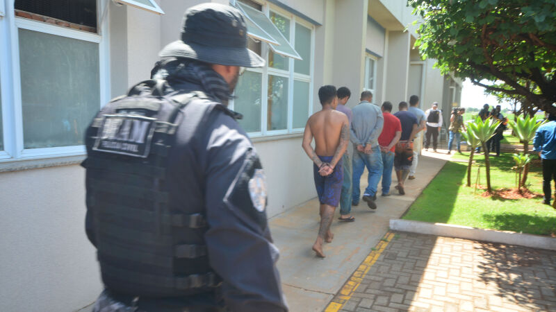 É possível denunciar casos de violência contra a mulher através de contato com a Central 180 ou mesmo no 190 em emergências.