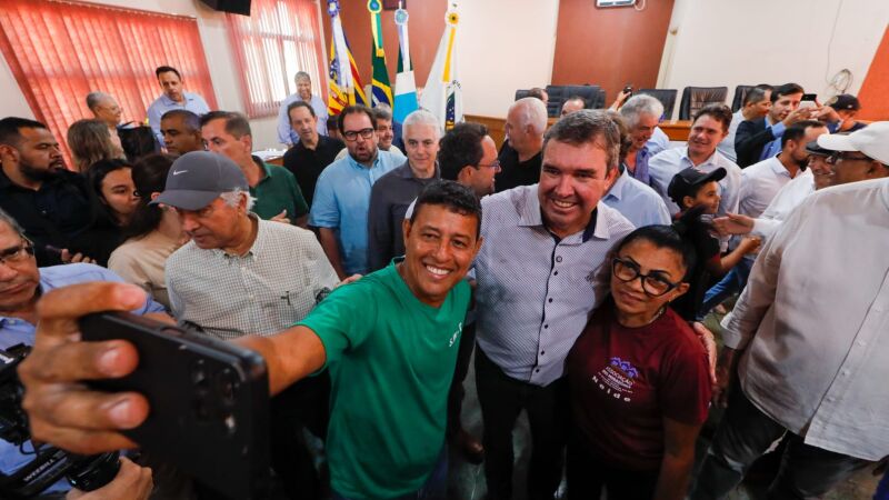 O governador Eduardo Riedel (PP) durante entrega de obras de pavimentação, restauração, drenagem e ponte
