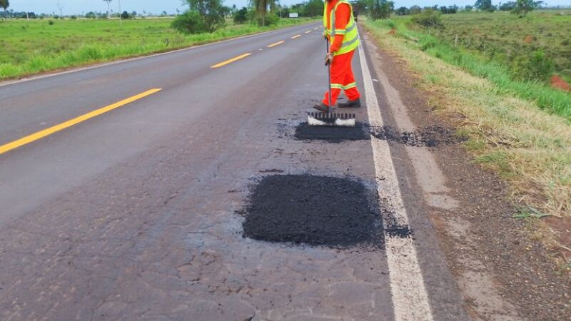 Serviço de tapa-buracos na BR-376