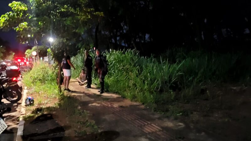  Policial saía de culto, indo fazer um lanche com os familiares, quando identificou uma mulher sendo arrastada para uma área de mata