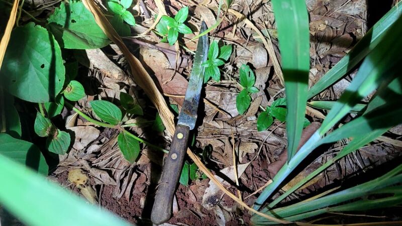 Faca usada pelo criminoso para abordar a jovem de 19 anos