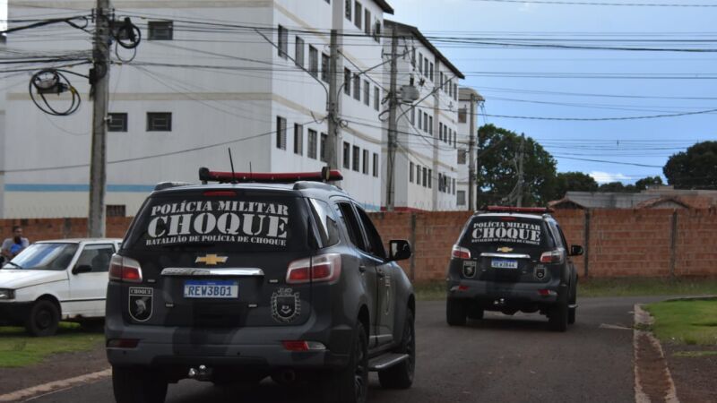 Policias dentro do condomínio, na tarde desta quarta-feira (14)