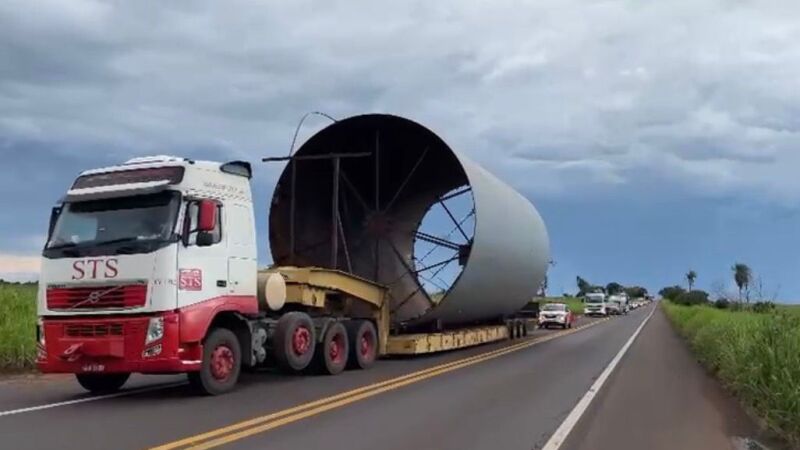 Transporte de supercargas deixam o tráfego lento e acumulam carros; previsão é que comboio chegue amanhã em Campo Grande